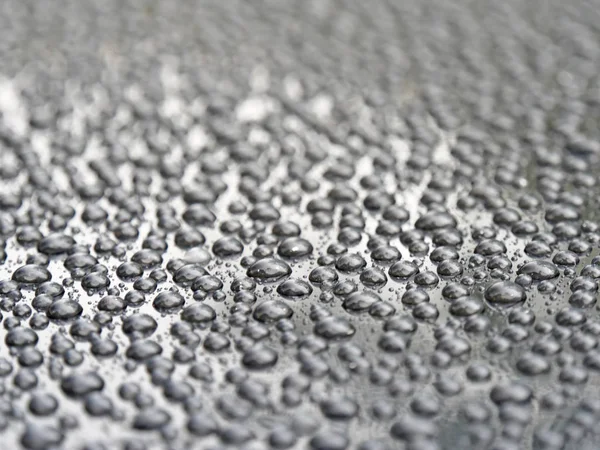 灰色の背景に水が落ちる。水滴の背景 — ストック写真