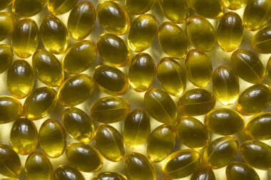 Altın arka plan kapsülleri gıda takviyesi kapsüllerini kapatın A vitamini, D3 vitamini, balık yağı, Omega 3, 6, 9, akşam çuha çiçeği yağı, keten tohumu yağı, D vitamini, E vitamini.