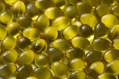 Altın arka plan kapsülleri gıda takviyesi kapsüllerini kapatın A vitamini, D3 vitamini, balık yağı, Omega 3, 6, 9, akşam çuha çiçeği yağı, keten tohumu yağı, D vitamini, E vitamini.