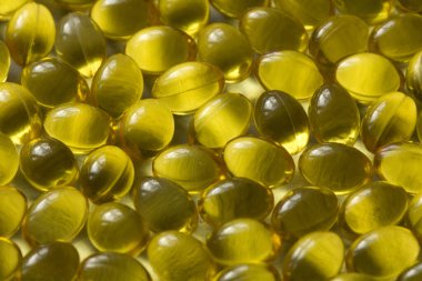 Altın arka plan kapsülleri gıda takviyesi kapsüllerini kapatın A vitamini, D3 vitamini, balık yağı, Omega 3, 6, 9, akşam çuha çiçeği yağı, keten tohumu yağı, D vitamini, E vitamini.