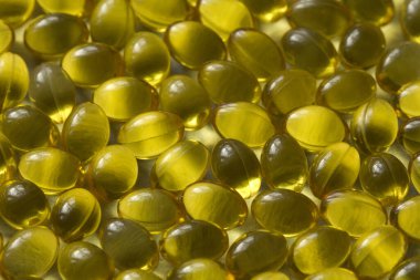 Altın arka plan kapsülleri gıda takviyesi kapsüllerini kapatın A vitamini, D3 vitamini, balık yağı, Omega 3, 6, 9, akşam çuha çiçeği yağı, keten tohumu yağı, D vitamini, E vitamini.