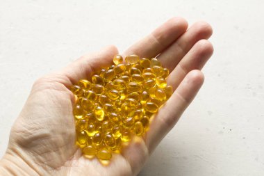 Kapsüller palmiye, el gıda takviyesi A vitamini, D3 vitamini, balık yağı, omega 3, 6, 9, akşam çuha çiçeği yağı, keten tohumu yağı, D vitamini, E vitamini. Metni kopyala..