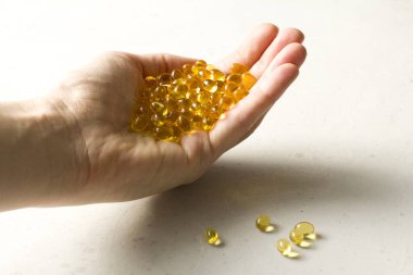 Kapsüller palmiye, el gıda takviyesi A vitamini, D3 vitamini, balık yağı, omega 3, 6, 9, akşam çuha çiçeği yağı, keten tohumu yağı, D vitamini, E vitamini. Metni kopyala..