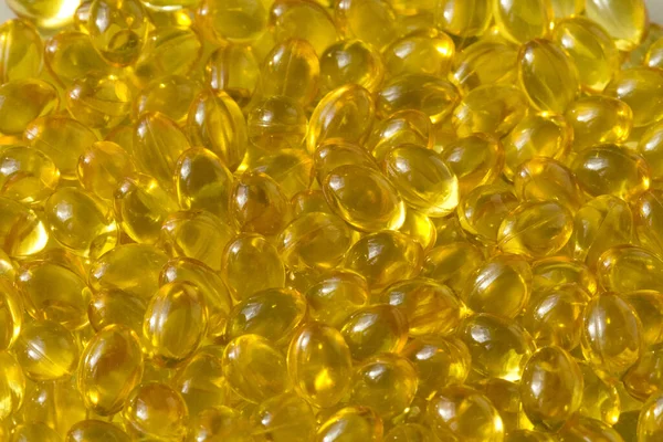 Altın arka plan kapsülleri gıda takviyesi kapsüllerini kapatın A vitamini, D3 vitamini, balık yağı, Omega 3, 6, 9, akşam çuha çiçeği yağı, keten tohumu yağı, D vitamini, E vitamini.