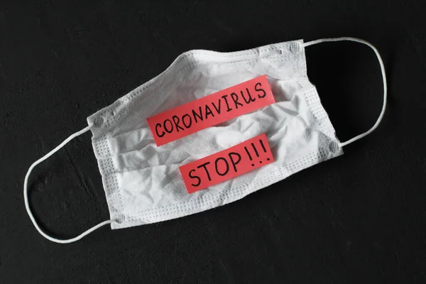 Ιατρική Μάσκα Πάνω Στην Οποία Είναι Γραμμένη Λέξη Coronavirus Χειρουργική — Φωτογραφία Αρχείου