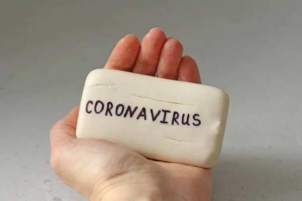 Sapone Bianco Giace Una Mano Femminile Parola Coronavirus Scritta Sul — Foto Stock