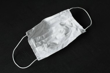 İki tıbbi maske. Kauçuk kulaklıklı cerrahi maske. Ağız ve burnu örtmek için tipik 3 katlı cerrahi maske. Bakterilerin prosedür maskesi. Koruma konsepti. Koronavirüse karşı koruma.