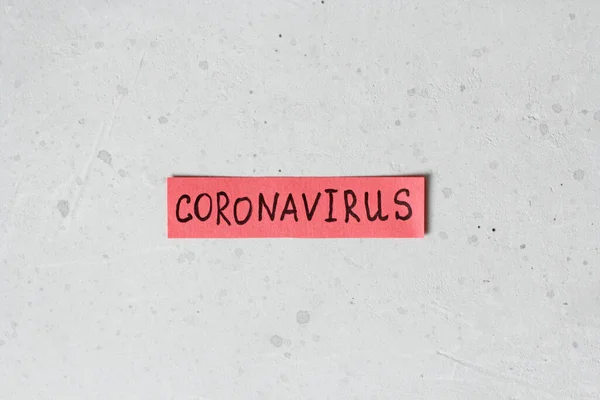 Palabra Coronavirus Está Escrita Trozo Papel Rojo Sobre Fondo Moderno —  Fotos de Stock