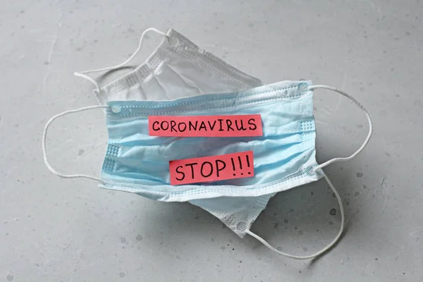 Dos Máscara Médica Que Palabra Coronavirus Está Escrito Mascarilla Quirúrgica —  Fotos de Stock