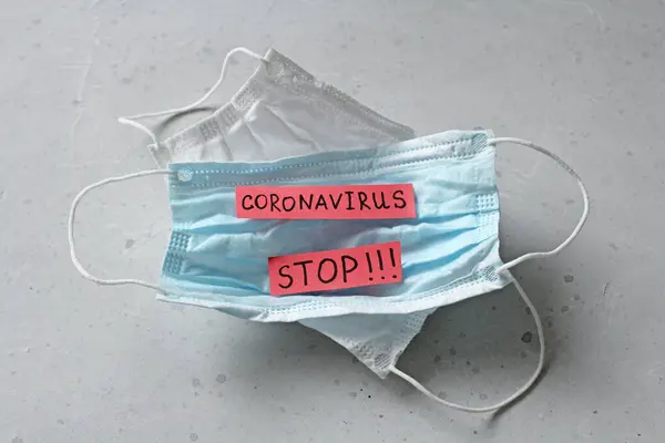 Duas Máscaras Médicas Que Palavra Coronavirus Está Escrito Máscara Cirúrgica — Fotografia de Stock