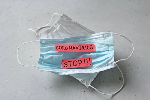Δύο Ιατρική Μάσκα Ποια Λέξη Coronavirus Είναι Γραμμένο Χειρουργική Μάσκα — Φωτογραφία Αρχείου