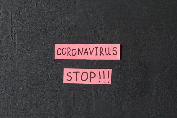 Palabra Coronavirus Stop Está Escrita Trozo Papel Rojo Sobre Fondo — Foto de Stock