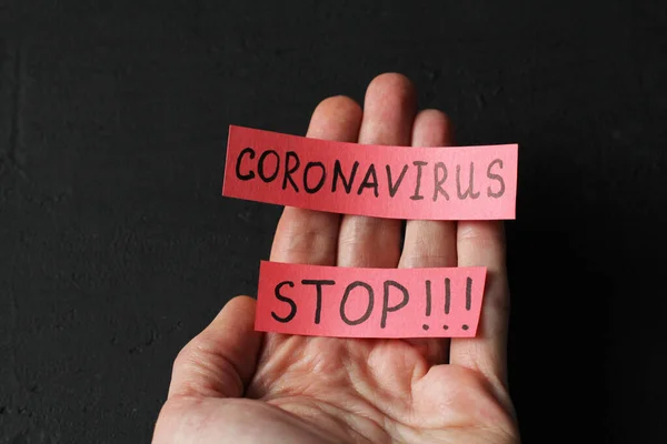 Hand Håller Ordet Coronavirus Stop Som Skrivet Ett Rött Papper — Stockfoto