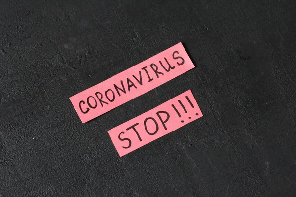 Parola Coronavirus Stop Scritta Pezzo Carta Rosso Uno Sfondo Nero — Foto Stock