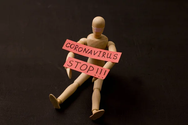 Figura Hombre Madera Sienta Pide Coronavirus Para Detener Pandemia Pánico —  Fotos de Stock