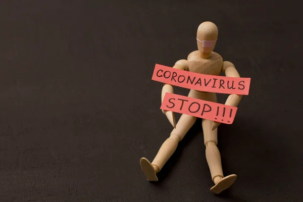 Figura Homem Madeira Senta Pede Coronavírus Para Parar Pandemia Pânico — Fotografia de Stock