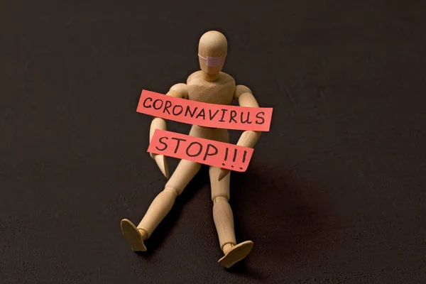 Figur Des Hölzernen Mannes Sitzt Und Bittet Coronavirus Aufzuhören Pandemie — Stockfoto