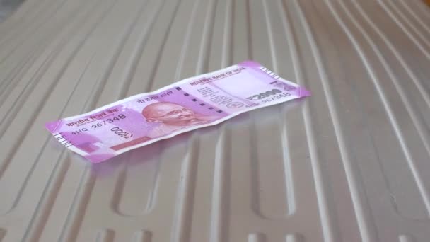 Indian Rupee Paper Currency 2000 루피이다 손으로 형으로 지폐를 놓는다 — 비디오