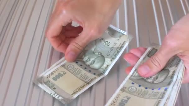 Vrouwelijke Handen Houden Tellen Hertellen Papier Lichtgroen Indiase Roepie Geld — Stockvideo