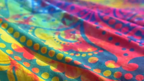 Tecido Colorido Brilhante Com Padrão Étnico Mandala Agitando Vento Close — Vídeo de Stock
