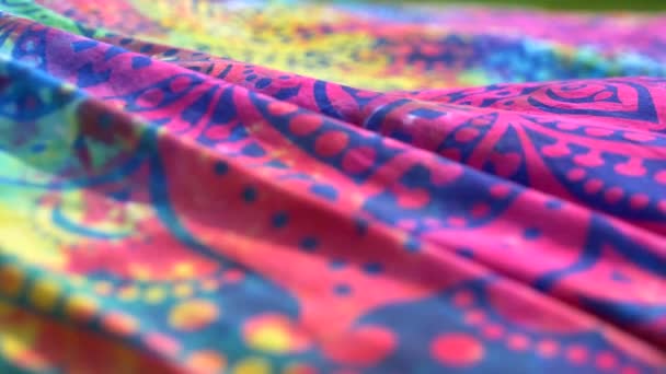 Tissu Coloré Brillant Motif Ethnique Mandala Flottant Dans Vent Gros — Video