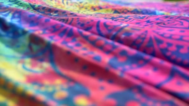 Luminoso Mandala Modello Etnico Tessuto Colorato Svolazzante Nel Vento Primo — Video Stock