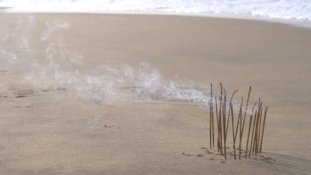 Rökelse Stick Och Rök Från Rökelse Brinner Stranden Mot Bakgrund — Stockvideo