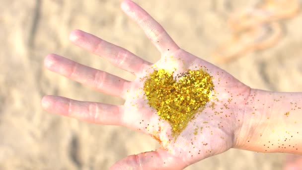 Goldenes Glänzendes Herz Liegt Den Händen Des Mädchens Goldenes Herz — Stockvideo