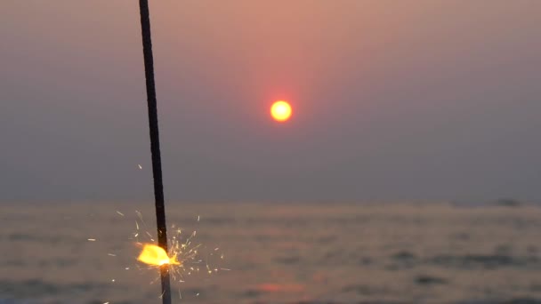 Große Bengalische Lichter Brennen Strand Vor Dem Hintergrund Des Meeres — Stockvideo