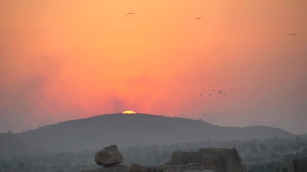 Hindistan Hampi Deki Büyük Kayaların Üzerindeki Vadide Gün Batımının Arka — Stok video