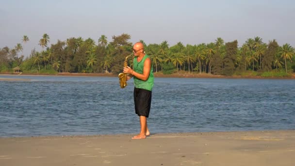 Bald Man Green Shirt Black Pants Black Beads His Neck — Stock Video