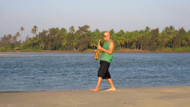 Bald Man Green Shirt Black Pants Black Beads His Neck — Stock Video