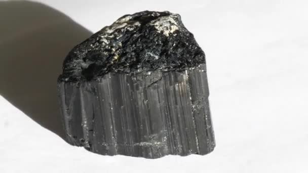 Pedra Cristal Turmalina Preta Natural Gira Torno Seu Próprio Eixo — Vídeo de Stock