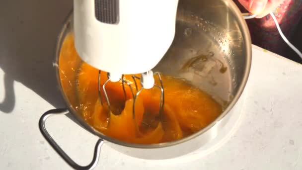 Sebuah Mixer Klasik Putih Mengalahkan Telur Ayam Protein Dan Kuning — Stok Video