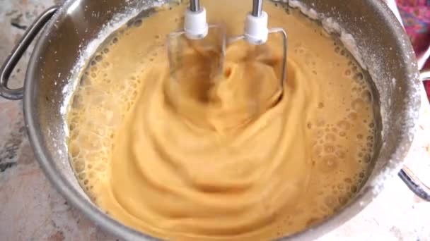 Een Witte Klassieke Mixer Maakt Geel Deeg Voor Koekjes Russische — Stockvideo