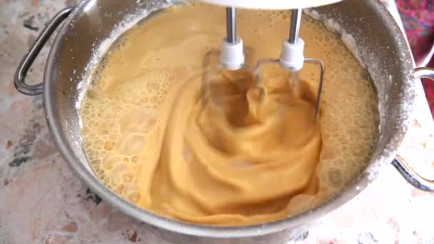 Sebuah Mixer Klasik Putih Cambuk Adonan Kuning Untuk Biskuit Panekuk — Stok Video