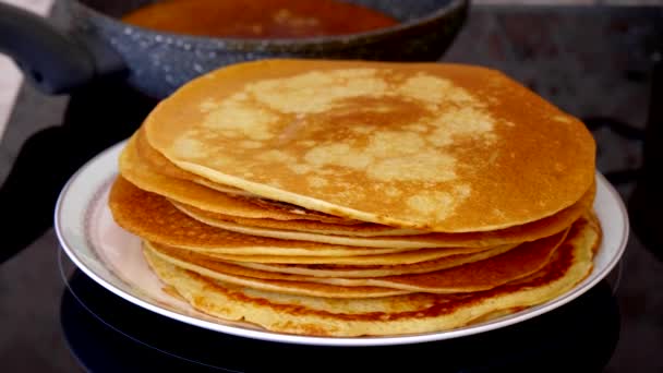 Hög Med Vackra Rostiga Gyllene Gula Ryska Traditionella Pannkakor Rund — Stockvideo