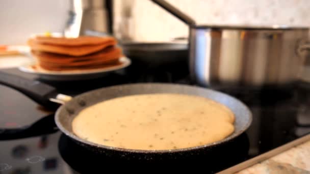 Een Dunne Pannenkoek Wordt Gekookt Een Koekenpan Stoom Stijgt Langzaam — Stockvideo