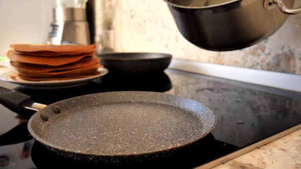 Het Laatste Restdeeg Voor Russische Traditionele Pannenkoeken Wordt Een Roestvrijstalen — Stockvideo