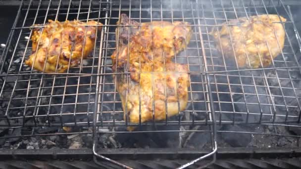 Cocinar Carne Pollo Una Parrilla Barbacoa Una Parrilla Hierro Negro — Vídeo de stock