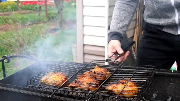 Silny Mężczyzna Prawej Ręki Gotuje Mięso Kurczaka Grillu Odwraca Grill — Wideo stockowe