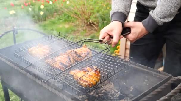 Csirkehúst Sütök Faszén Grillsütőn Barbecue Szabadban Férfiak Kezei Megfordítják Grillt — Stock videók