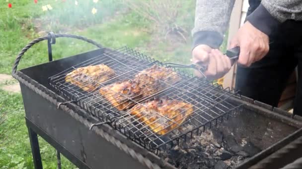 Hühnerfleisch Kochen Auf Holzkohlegrill Grill Freien Männerhände Drehen Den Grill — Stockvideo