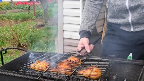 Δυνατό Αρσενικό Δεξί Χέρι Μαγειρεύει Κρέας Κοτόπουλου Στη Σχάρα Και — Αρχείο Βίντεο