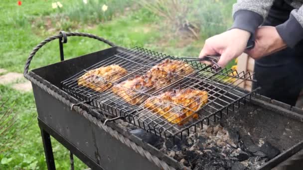 Cozinhar Carne Frango Grelhador Carvão Churrasco Livre Mãos Dos Homens — Vídeo de Stock