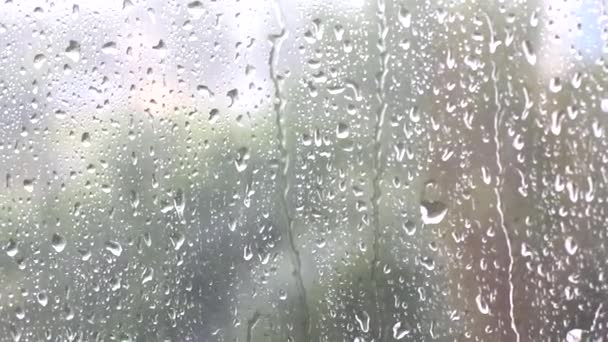 Pequeñas Grandes Gotas Lluvia Agua Fluyen Por Cristal Transparente Ventana — Vídeo de stock