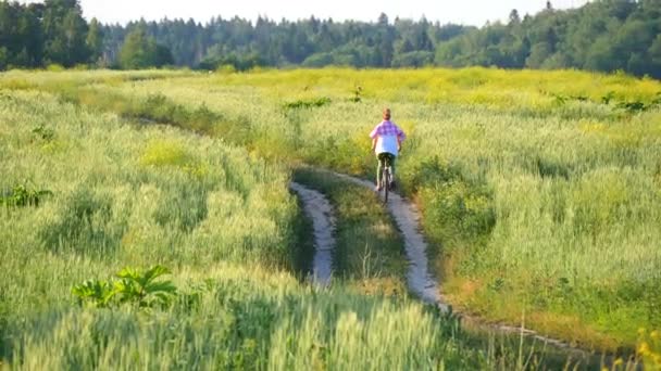 Ein Junges Europäisches Mädchen Fährt Mit Dem Fahrrad Durch Eine — Stockvideo