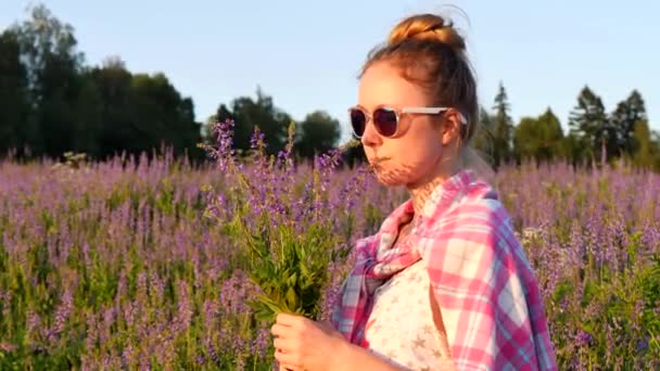 Une Fille Apparence Européenne Dans Des Lunettes Soleil Dans Champ — Video