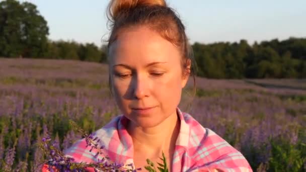 Egy Európai Külsejű Rózsaszínű Inges Fiatal Lány Kezében Vadborsós Orgonavirágcsokrot — Stock videók