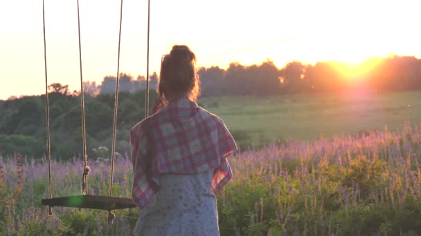 Flicka Sommaren Naturen Står Med Ryggen Och Pratar Telefon Mot — Stockvideo